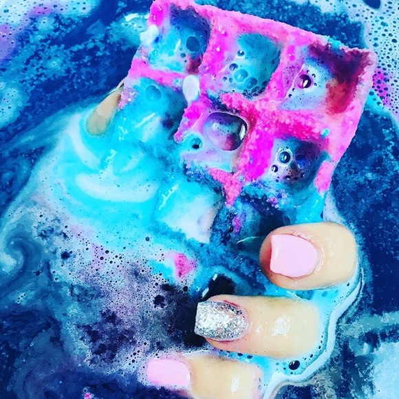 Bubble gum waffle bath bomb - Picture 2 of 2